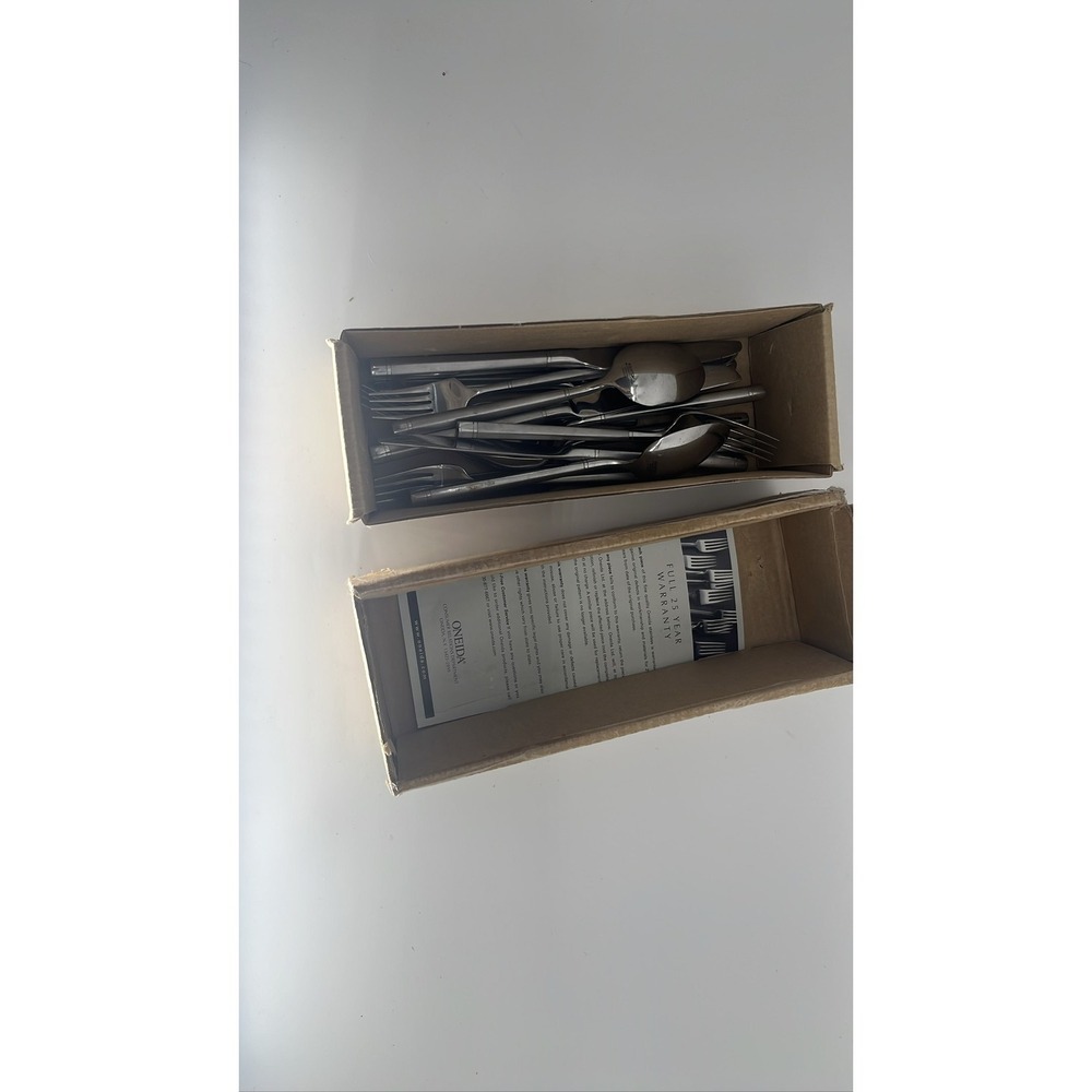 Oneida‎ Stainless Steel Flatware Set Forks Spoons Shiny Cutlery